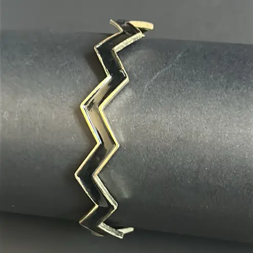 Women’s vintage‎ gold tone/black zig zag patterned bangle bracelet one size