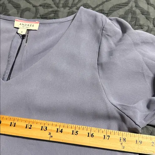 Andree by Unit  womens size small hi low lavender v-neck blouse with bell sleeves