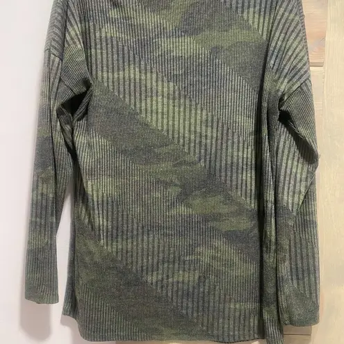 First Love  camo criss cross shirt M