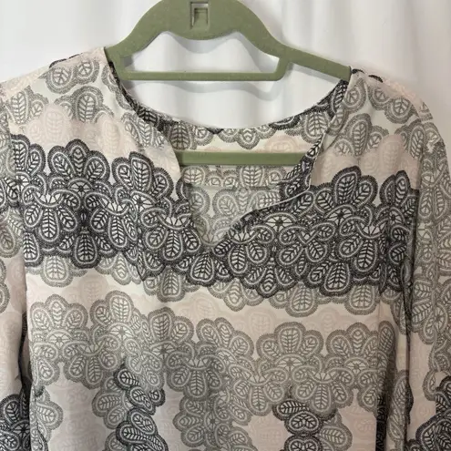 Violet+Claire Gray Pink Black Crochet Floral Design Top Size 2X V-Neck 3/4 Slv