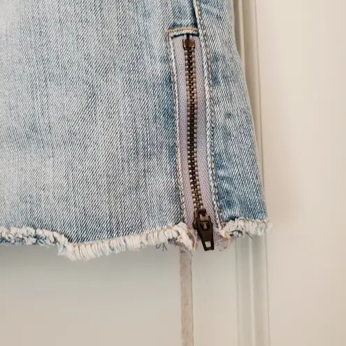 Bongo  light wash denim skirt distressed button zip