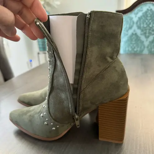 Yoki western Hotstone Suede Bootie olive green suede size 7 NWT