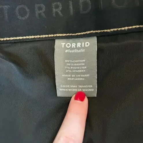 Torrid NWT  5 Inch Bombshell Premium Stretch High-Rise Distressed Shorts Size 24