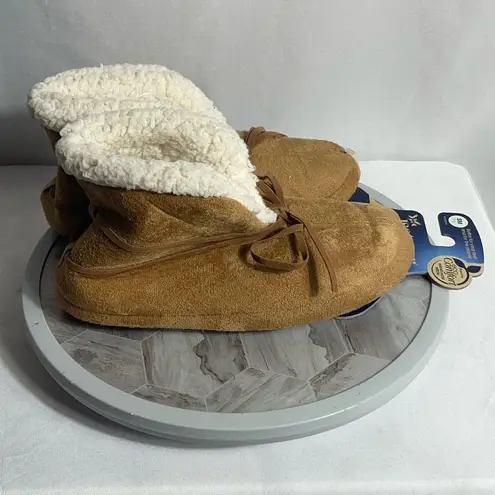 Isotoner Women’s Slippers Memory Foam Eco Comfort Buckskin Small 5-6 Tan Cozy