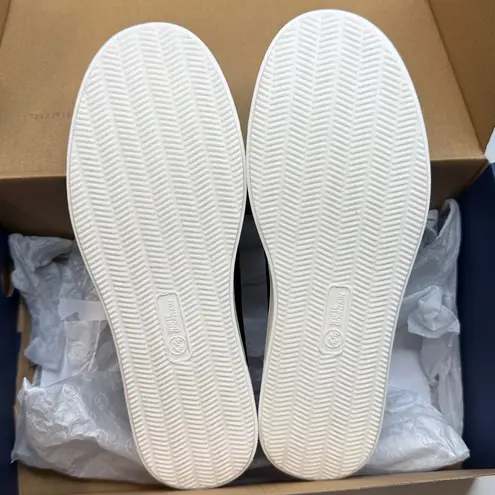 White Mountain Women's Comfortable Upbear Slip-on Sneakers- Size 6- Black Fabric