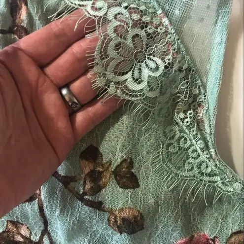 Coco + Jaimeson Lace floral airy tank top