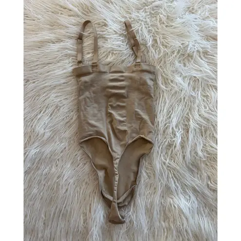 SKIMS Seamless Sculpt Strapless Thong Bodysuit Clay
Size Small