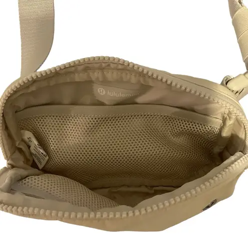 Lululemon  cream Everywhere Belt Bag 1L