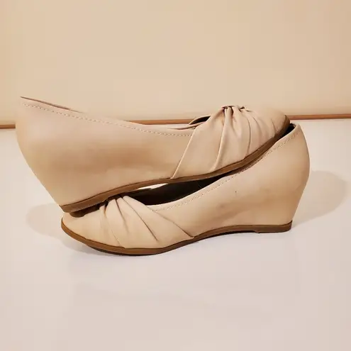 Baretraps  Lexia Memory Insole Beige Wedge Round Toe Bow Pumps 6.5