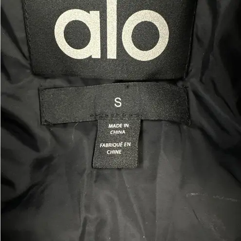 Alo Yoga  - Cropped Break Line Bomber Jacket in Black