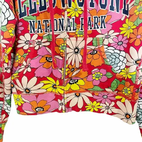 Vintage Girl Yellowstone Park 70s Floral Zip