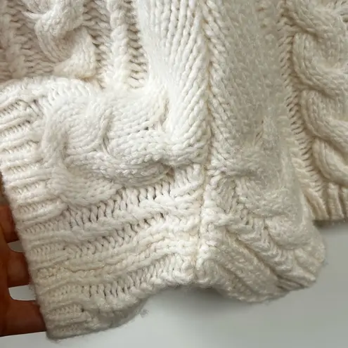 Daily Drills Cable Knit Sweater Shorts in Cream Size Medium/Large Gently Used White