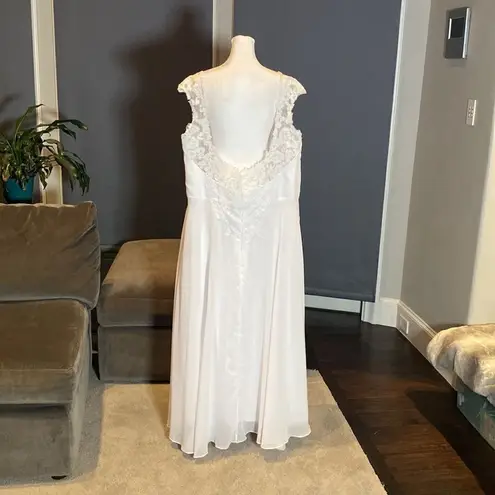 Women’s White Sleeveless Wedding Gown Zip Up with Sparkle Waist Size 3X NWOT White