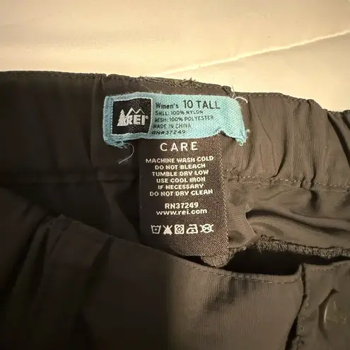 Rei Co-op REI Women's Hiking Pant Size
10T Gray Nylon Zip Off
Convertible Cargo