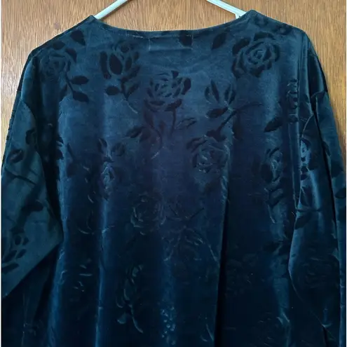 Carolyn Taylor  velvet rose/floral long sleeve blouse. Size L dark forest green