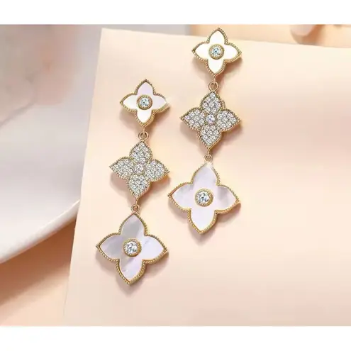 Boutique Beautiful Sparkling Clover Dangle Earrings | Gold Plated 316L