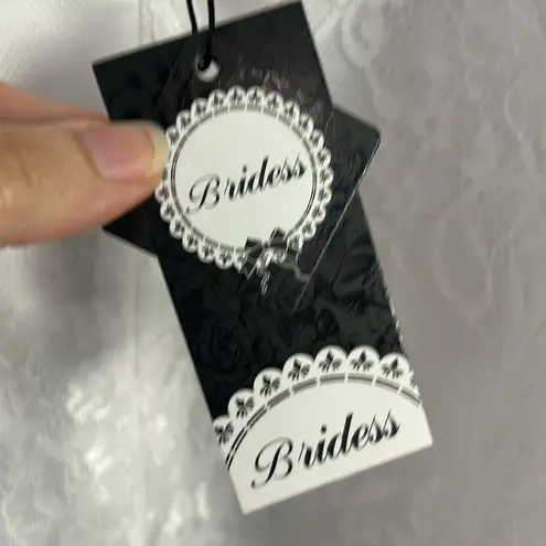 New Boutique Bridal Gown size US 16 plus lined lace train flared romantic event White