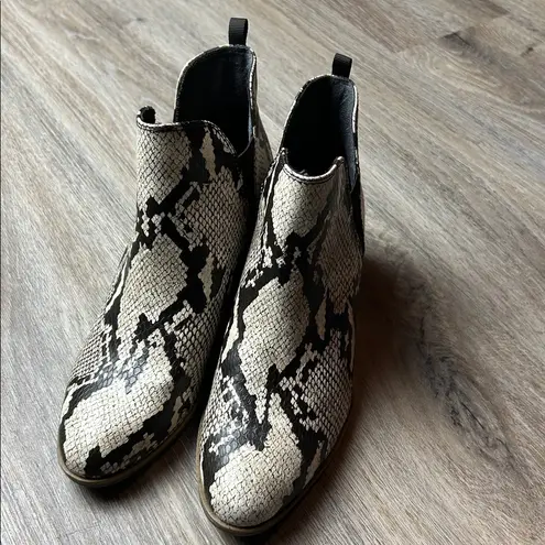 Dr. Scholl’s “Teammate” Snakeskin Print Booties Size 8.5 (run small like 7