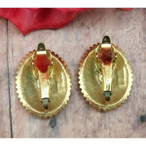 Trifari TM Gold Tone Oval Clip On Earrings Textured Trim Purple Plum Center 1"