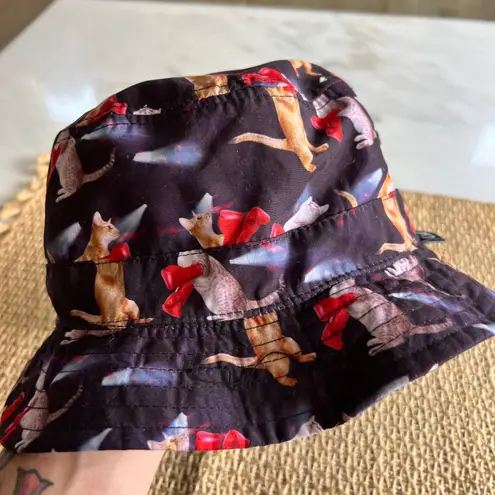 Chuck Original Bucket Hat Cats In Boots Reversible Pink Polka Dot OSFM Black