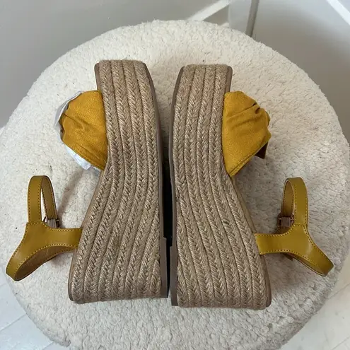 Beast Fashion gold Yellow Tan Platform Shoes size 7.5. NWOT!