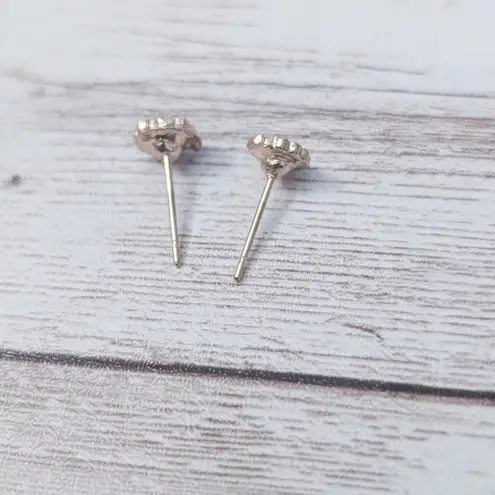 Vintage Stud Earrings For Pierced Ears Dainty White & Gold Tone Flower
