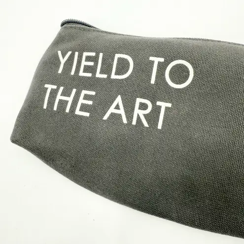 THE MET The Metropolitan Museum of Art ‘Yield to the Art’ Canvas Zipper Pouch Gray