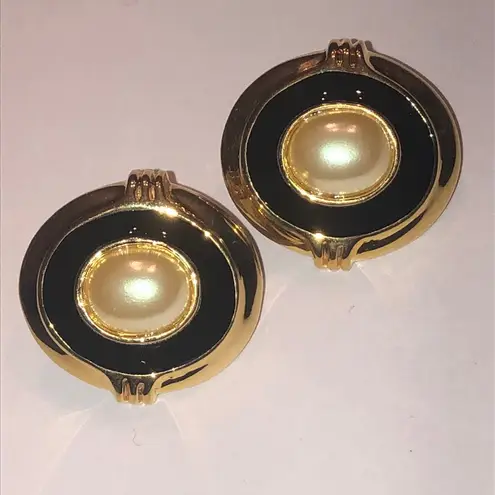 Elegant Vintage Gold Tone and Black Enamel Faux Pearl Retro Classic Earrings