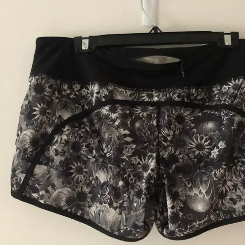 Lululemon  Run Times Short *4-way stretch in Flowabunga Black Angel Wing Size 12