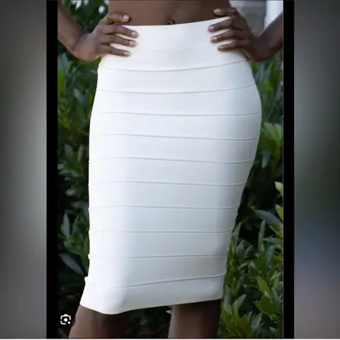 BCBGMaxazria body con skirt winter white bandage pencil skirt lots of spandex Size M