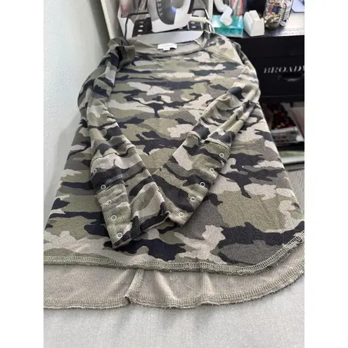 Evereve Camo Print Long Sleeve Thermal Top Size M