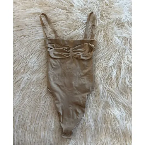 SKIMS Seamless Sculpt Strapless Thong Bodysuit Clay
Size Small