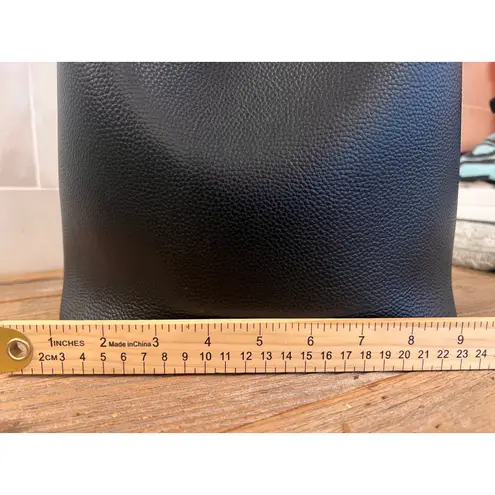 Coach  Town Bucket Bag Black Pebbled Leather 9122 Gold Hardware