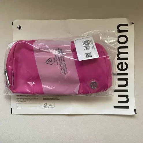 Lululemon NEW & IMPROVED SONIC PINK  Everywhere Belt Bag White Wordmark