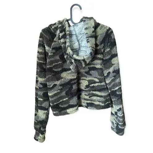 Hippie Love Women’s Cropped Camo Hoodie Size M Fuzzy Sherpa Pullover
