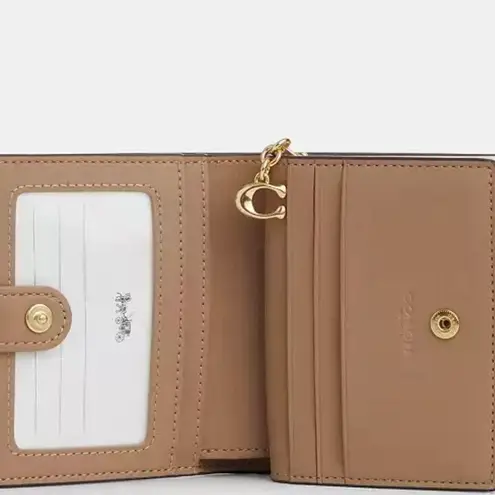 Coach Snap Wallet In Signature Canvas With Heart Print