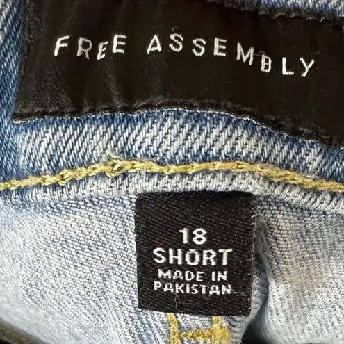 NWT Free Assembly Straight Jeans Womens 18 Short Light Wash High Rise Distressed Blue
