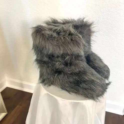 NEW Chunky Fuzzy Teddy Gray Black Faux Fur Boots EU 40 US 9