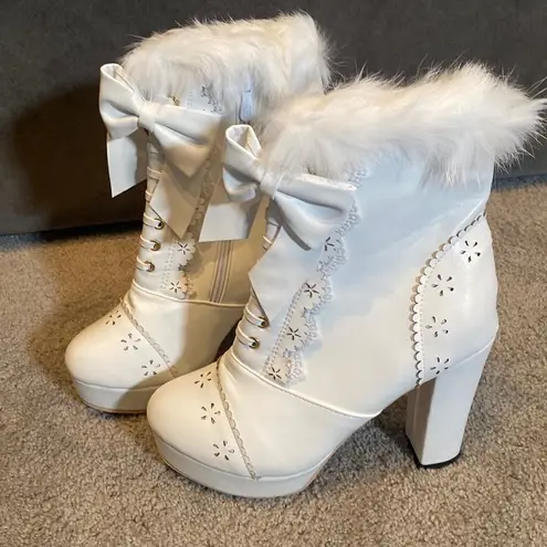 Women’s White Chunky High Heeled Boots Faux Fur Trim Size 39EU (8.5 US) NEW