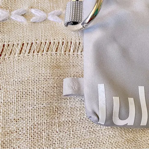 Lululemon 🩶 Silver Drop Clippable Card Pouch🩶