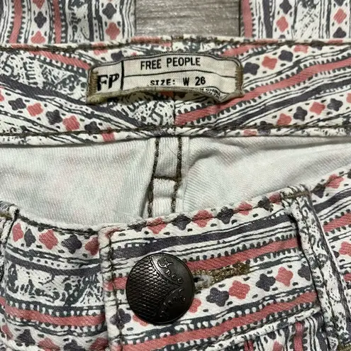 Free People  abstract pattern cropped straight legged pant size 26 cotton blend