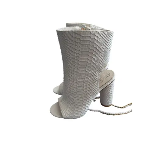 AZALEA WANG white Patent Laceup Booties Heels Sizs 7.5