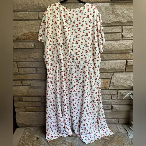 Ivy City Co Lucy Dress in Strawberry Fields Size 4x Plus Size White Red Midi