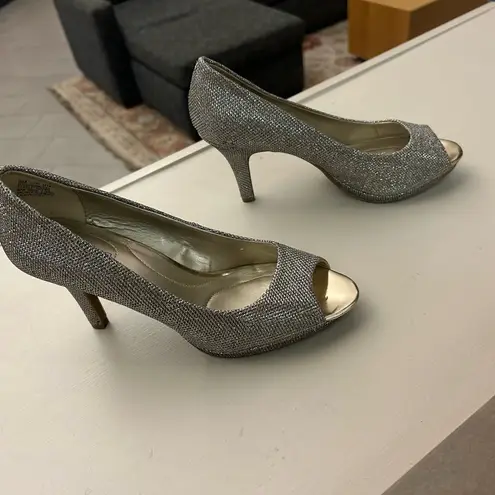 Bandolino Heels Shimmering Gold Peep-Toe Heels 9M light usage see pictures