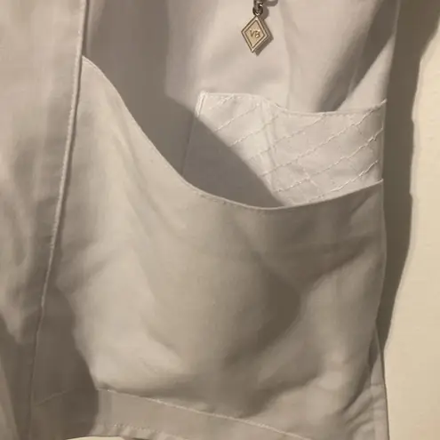 Vera Bradley  White Color Scrub Top Women’s Size XS 3 Pockets