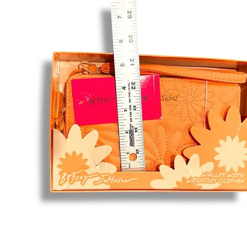 Betsey Johnson New! Betsy Johnson Wallet Wristlet Z/A Quilted Pink Floral Boxed NWT