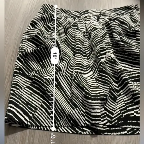 Banana Republic Black & White Abstract Print Silky A-Line Mini Skirt Size 2