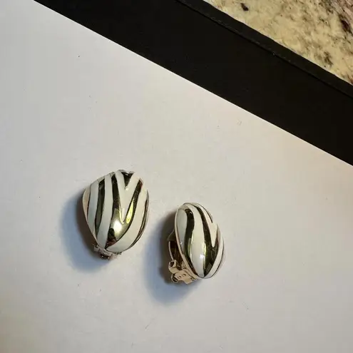 Vintage Signed Ciner Gold Tone And White Enamel Clip