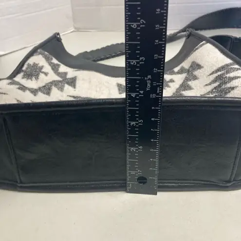 JEN & CO. Women’s Chloe Aztec Crossbody Black & Cream 11X3.5X12 Fiesta Black