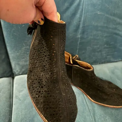 Vionic  women’s ankle booties black perforated leather suede size 8 Daytona Boots - Image 5